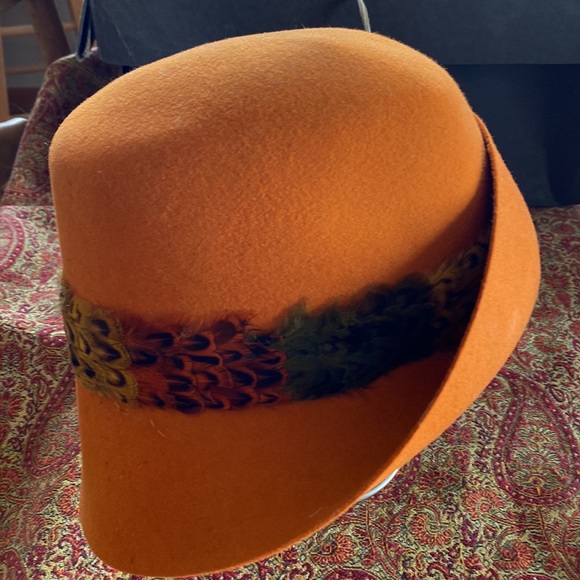 1969 Miss Eileen USA orange wool woman’s hat with feathers in original hat box - Picture 4 of 14